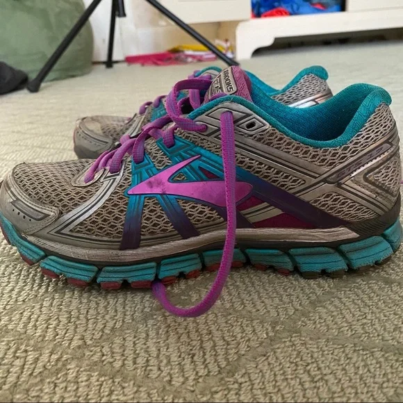 Brooks running sneakers size 8 - Picture 3 of 3